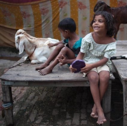 Rinnovabili • Bambini indiani lungo le rive del fiume Gange