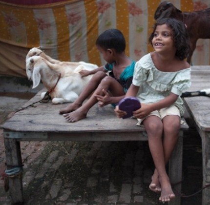 Bambini indiani lungo le rive del fiume Gange