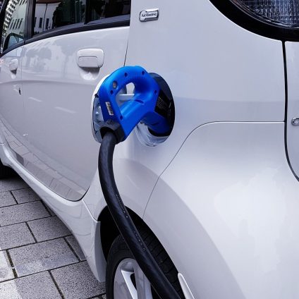 Rinnovabili • Ricaricare le auto elettriche in 10 min con i supercondensatori UK