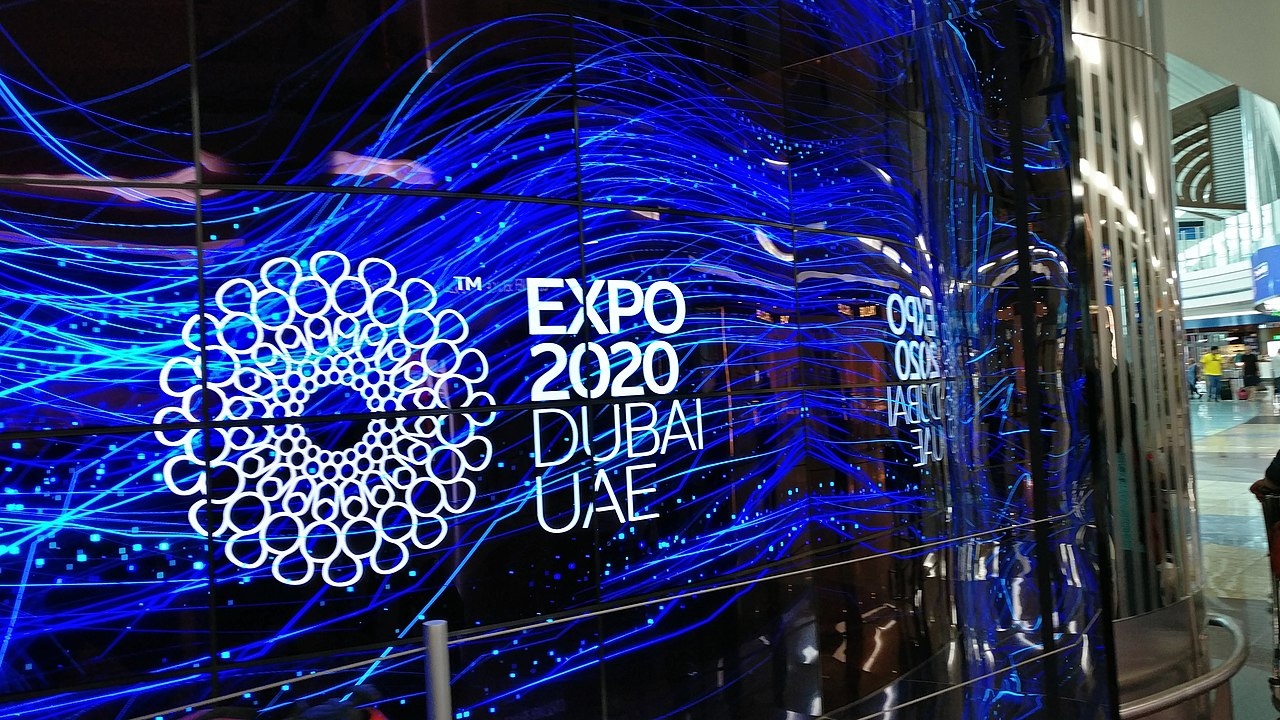 1280px-Dubai_Expo_Sign | Rinnovabili