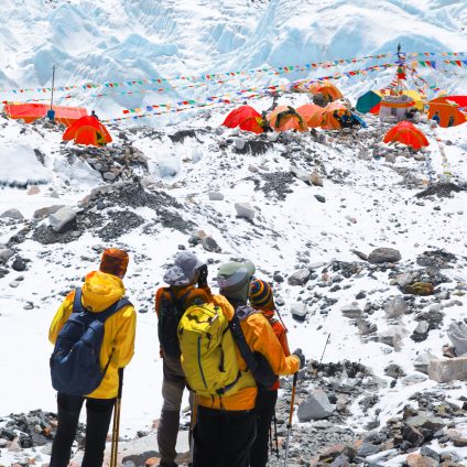 Rinnovabili • Vista del campo base sul Monte Everest Mount Everest - Foto: depositphotos