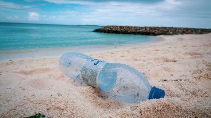 Rinnovabili • Inquinamento da plastica: nel Mediterraneo galleggiano 17mila t di rifiuti