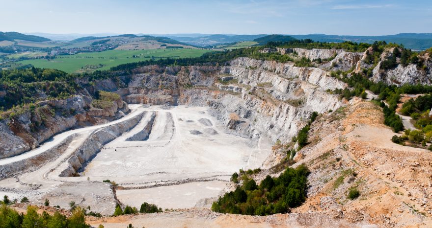 Rinnovabili • cava di rocce granitoidi