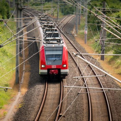 Rinnovabili • treno ibrido a tripla alimentazione