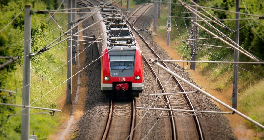 Rinnovabili • treno ibrido a tripla alimentazione