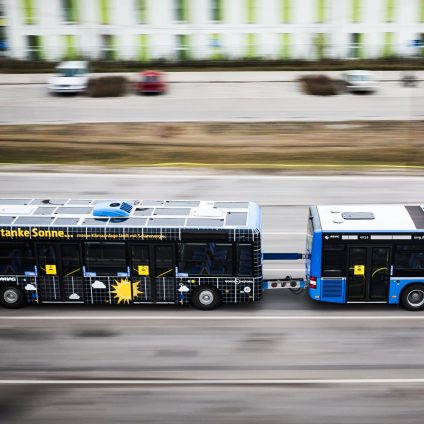 Rinnovabili • rimorchio solare per autobus