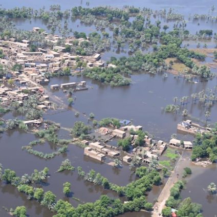 Rinnovabili • Inondazioni in Pakistan, l’Onu: “E’ un massacro climatico”