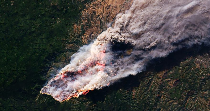 Rinnovabili • Qualità dell’aria: incendi e ozono ci impongono una “penalità climatica”