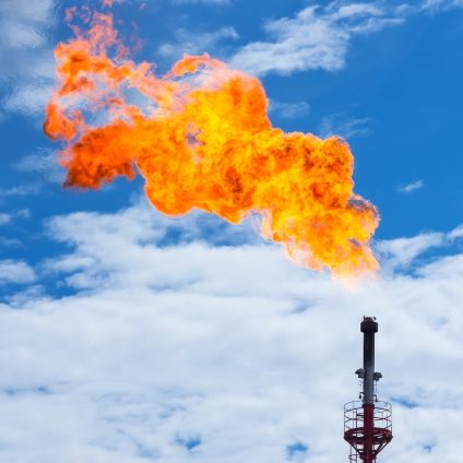 Rinnovabili • Flaring di gas: emette 5 volte più metano del previsto