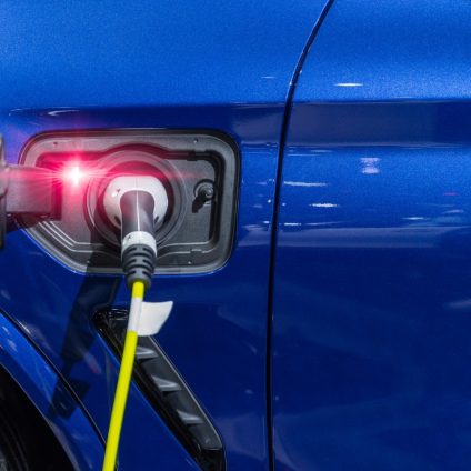 Rinnovabili • Auto elettriche 2022: Italia al palo, vendite giù