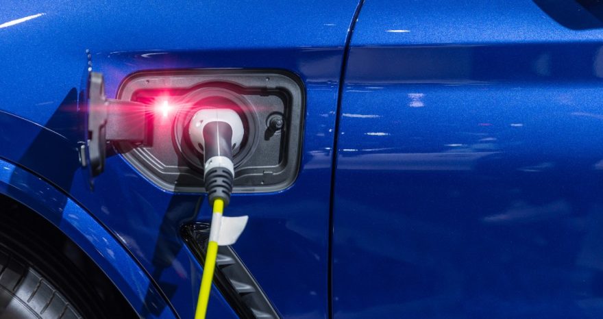 Rinnovabili • Auto elettriche 2022: Italia al palo, vendite giù