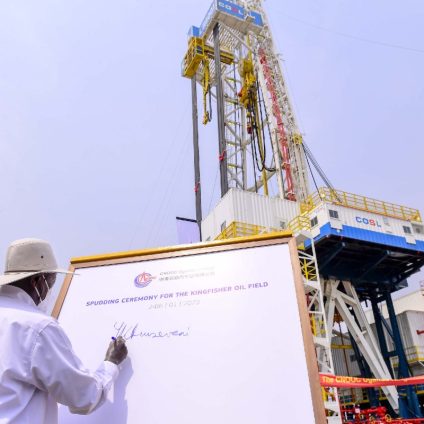 Rinnovabili • Petrolio in Uganda: il primo barile arriverà nel 2025