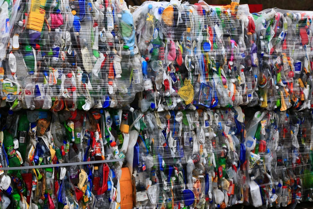 Rinnovabili • Rifiuti di plastica: i paesi ricchi inondano il Sud globale di rifiuti ‘fantasma’