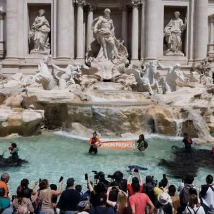 Rinnovabili • Fontana di Trevi: acqua nera, la protesta di Ultima Generazione