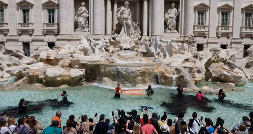 Rinnovabili • Fontana di Trevi: acqua nera, la protesta di Ultima Generazione