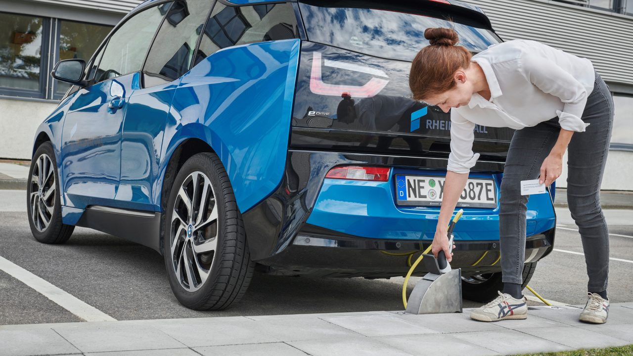 Rinnovabili • Ricarica auto elettriche: la soluzione si nasconde nel marciapiede