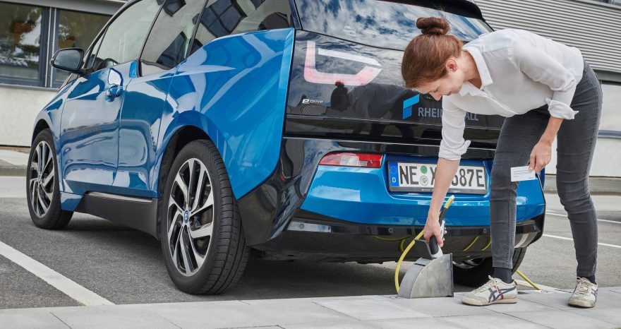 Rinnovabili • Ricarica auto elettriche: la soluzione si nasconde nel marciapiede