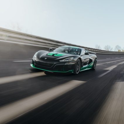 Rinnovabili • Supercar elettrica: Rimac Nevera segna 23 record in un giorno