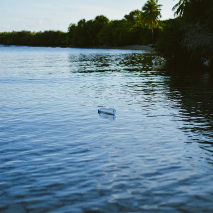 Rinnovabili • Rifiuti nei fiumi italiani: il 35% è plastica monouso