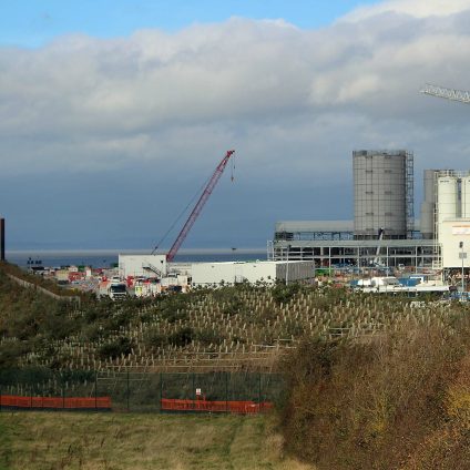 Rinnovabili • Centrale nucleare Hinkley Point C: 4 anni di ritardo e 2,3 mld di costi in più