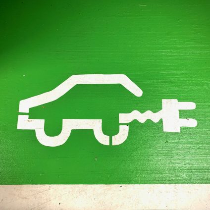 Rinnovabili • Auto elettriche UE: EV al palo, quota mercato scende al 13% a marzo