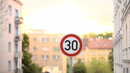 Rinnovabili • Limite 30 km/h: in città aumenta l’inquinamento?