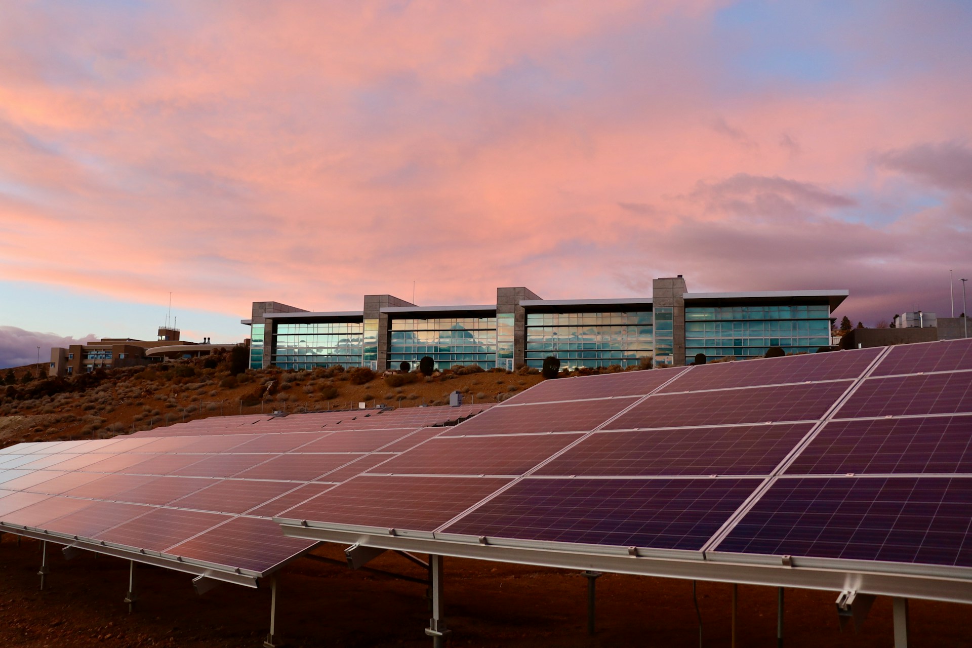 Fotovoltaico: come proteggere le celle solari da alte temperature, raggi UV ed umidità