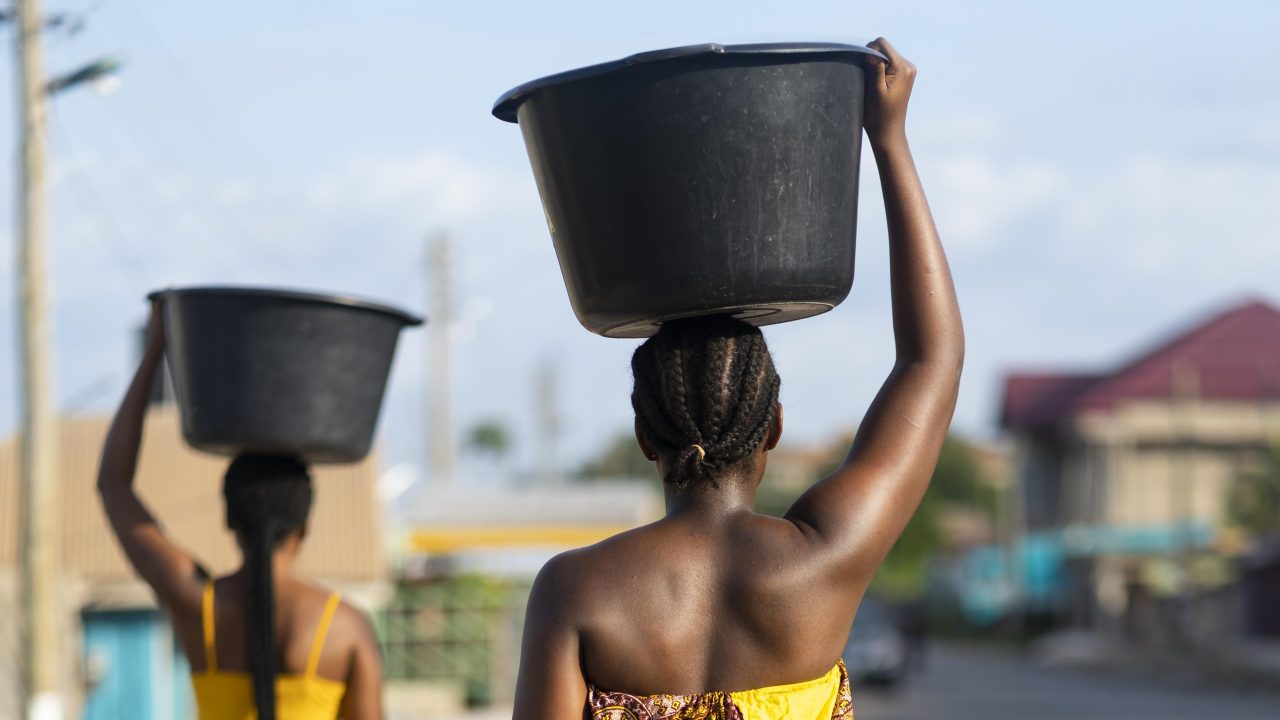 Rinnovabili • Le donne pagano il cambiamento climatico e la carenza di acqua