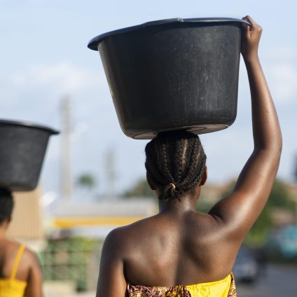 Rinnovabili • Le donne pagano il cambiamento climatico e la carenza di acqua