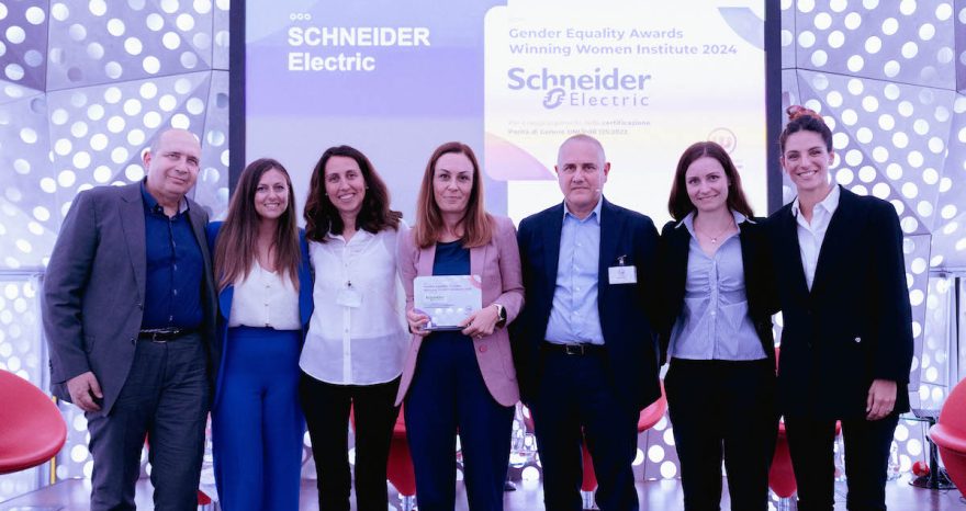 Rinnovabili • Schneider Electric Italia ottiene la Certificazione per la Parità di Genere