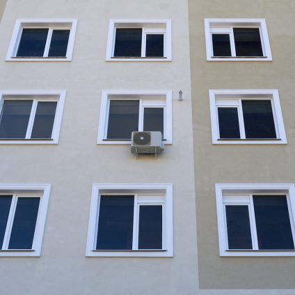 Rinnovabili • Condizionatore in facciata condominiale: si può installare o serve l’autorizzazione?