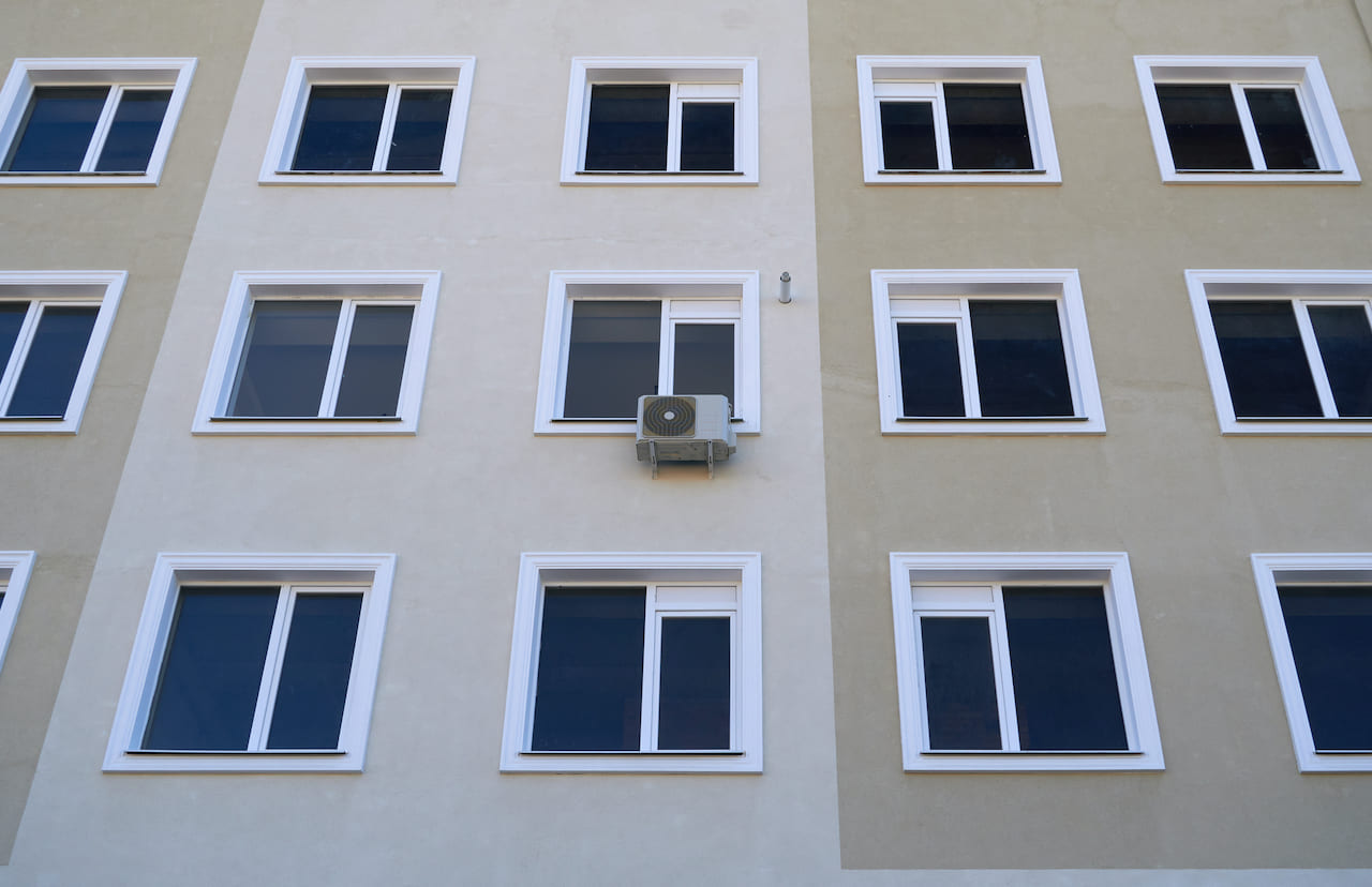 Rinnovabili • Condizionatore in facciata condominiale: si può installare o serve l’autorizzazione?