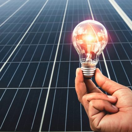 Rinnovabili • Quando si installa un impianto fotovoltaico, l'obiettivo principale è ridurre drasticamente i costi della bolletta elettrica sfruttando l'energia prodotta dal sole. Tuttavia, c'è un aspetto che molti proprietari di impianti fotovoltaici spesso trascurano: la scelta del fornitore di energia e della tariffa più adatta.