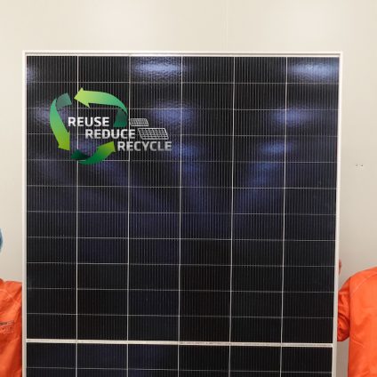 Rinnovabili • Ecco il primo modulo fotovoltaico in silicio completamente riciclato