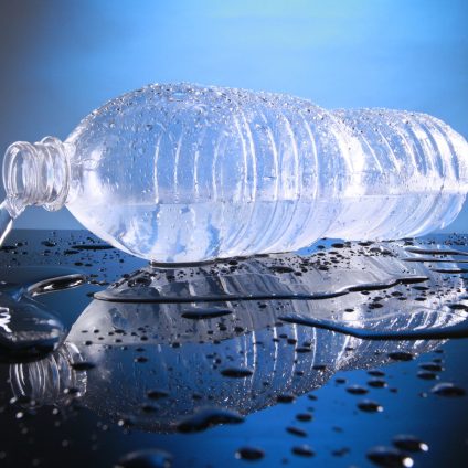 Rinnovabili • acqua in bottiglie di plastica