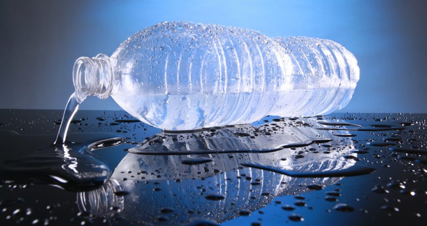 Rinnovabili • acqua in bottiglie di plastica