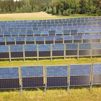 Rinnovabili • Impianti fotovoltaici bifacciali orientati a E-O per stabilizzare i prezzi elettrici