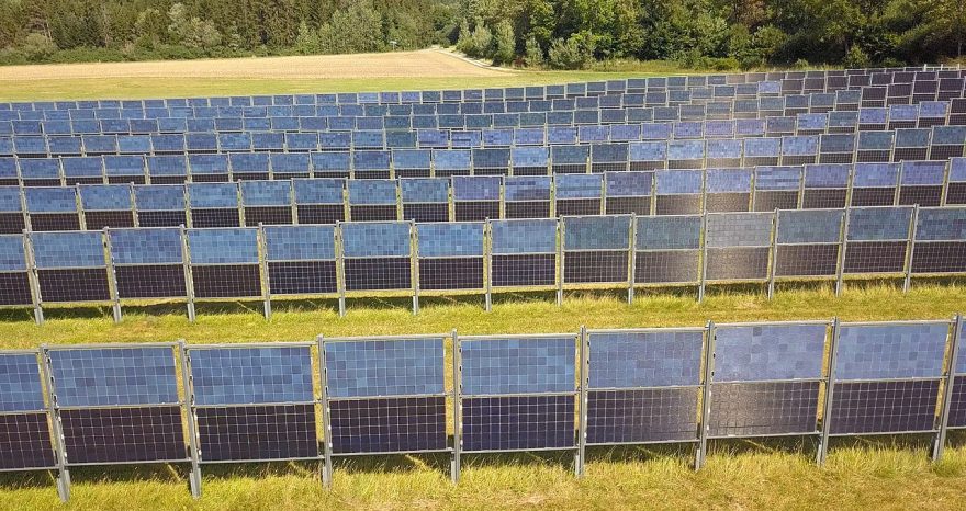 Rinnovabili • Impianti fotovoltaici bifacciali orientati a E-O per stabilizzare i prezzi elettrici