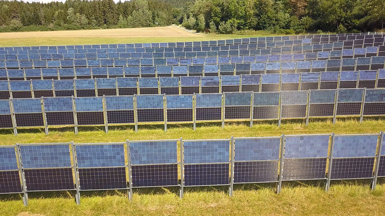 Rinnovabili • Impianti fotovoltaici bifacciali orientati a E-O per stabilizzare i prezzi elettrici