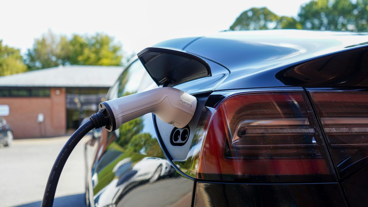 Auto elettriche, caricabatterie intelligente riduce consumo di energia ed emissioni inquinanti