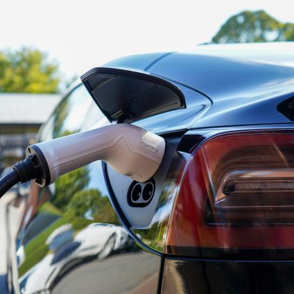 Rinnovabili • Auto elettriche, caricabatterie intelligente riduce consumo di energia ed emissioni inquinanti