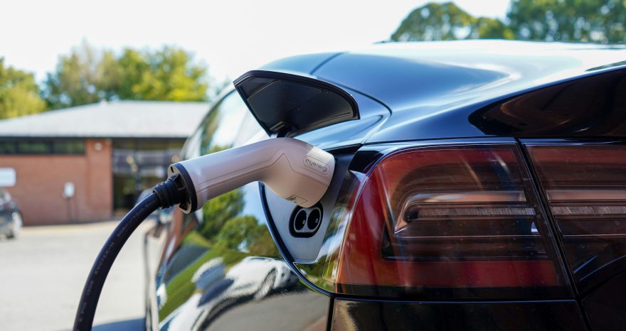 Rinnovabili • Auto elettriche, caricabatterie intelligente riduce consumo di energia ed emissioni inquinanti