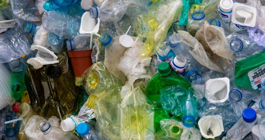 Rinnovabili • Inquinamento da plastica: la tesi choc sulle multinazionali del petrolio e chimiche