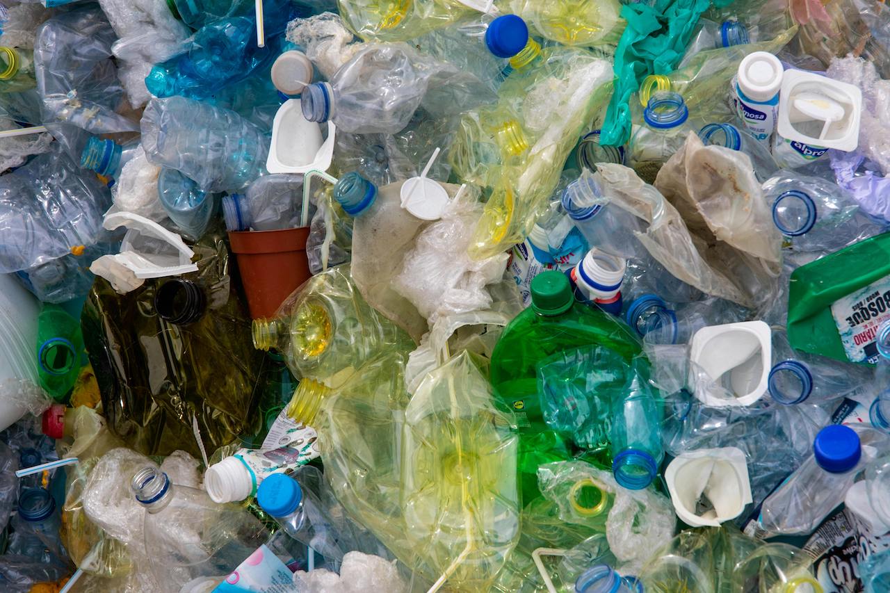 Rinnovabili • Inquinamento da plastica: la tesi choc sulle multinazionali del petrolio e chimiche