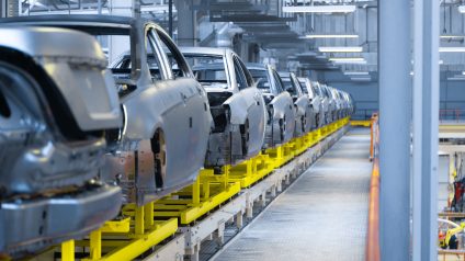 Rinnovabili • Industria auto, Commissione Ue tira dritto sulla revisione al 2026