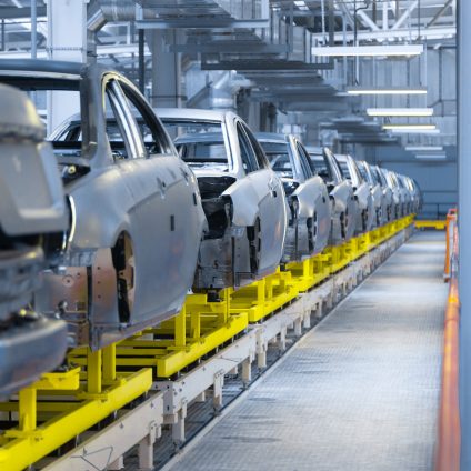 Rinnovabili • Industria auto, Commissione Ue tira dritto sulla revisione al 2026