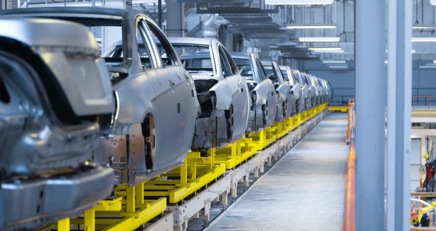 Rinnovabili • Industria auto, Commissione Ue tira dritto sulla revisione al 2026