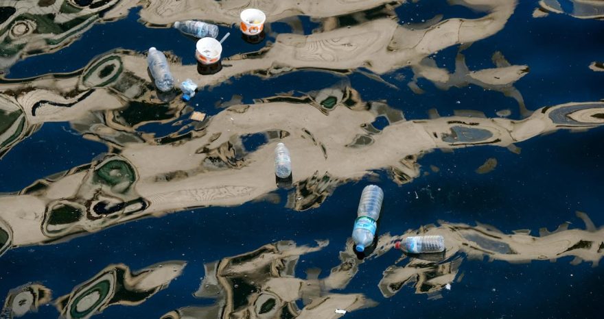 Rinnovabili • Stato di New York fa causa alla Pepsi: tonnellate di plastica rinvenute in un fiume