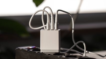 Rinnovabili • Carica batterie, lo standard diventa la porta Usb-C: Apple ha perso