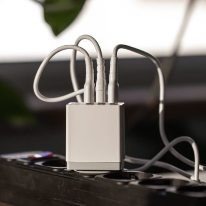 Rinnovabili • Carica batterie, lo standard diventa la porta Usb-C: Apple ha perso